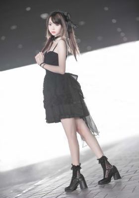 欧美old妇女_十万网红美女美酱